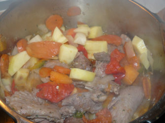 Una vez esta ya un poco hecha la carne incorporamos la cebolla, el ajo y un poco después la verdura